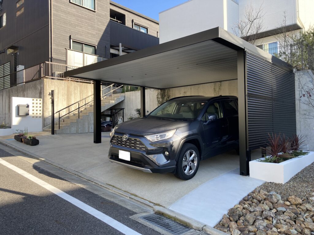 目を惹くスタイリッシュなカーポートとシンプルでも個性的な門壁｜愛知  